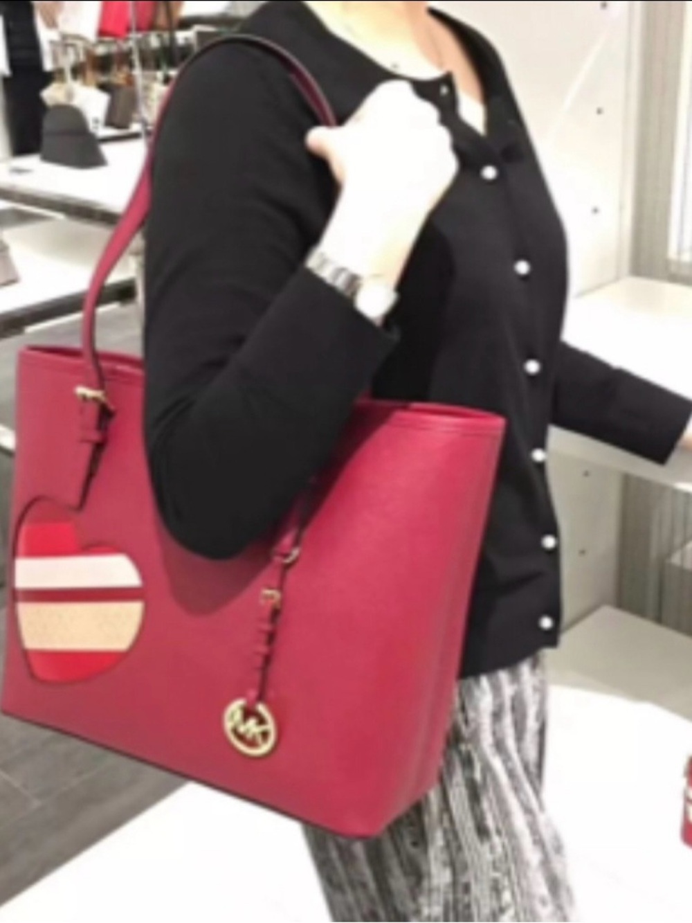 NWT Michael kors Hearts MD Carryall Leather Tote 
With Logo Charm